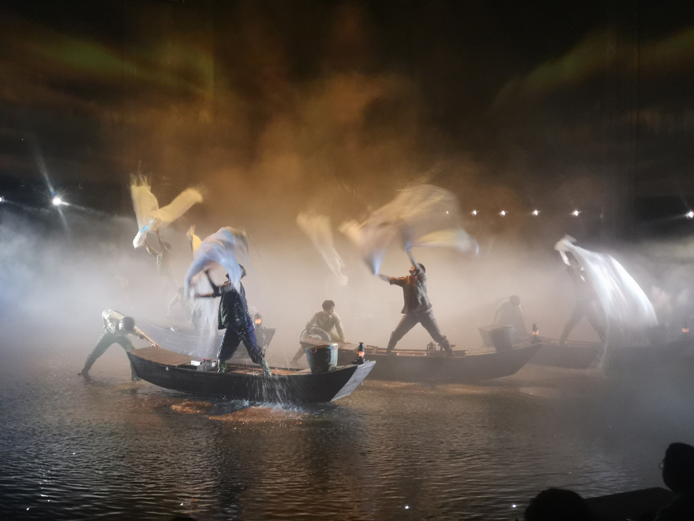 智杰優(yōu)16臺(tái)電動(dòng)平車批量交付，助力景區(qū)5D實(shí)景演出首演驚艷開幕